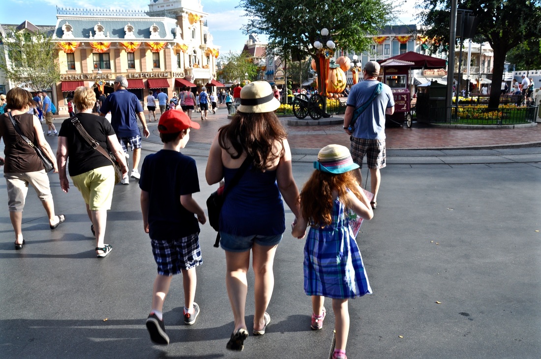 Strategies and tips to help you beat that heat at Disneyland.